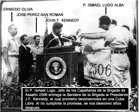 Entrega bandera a Kennedy